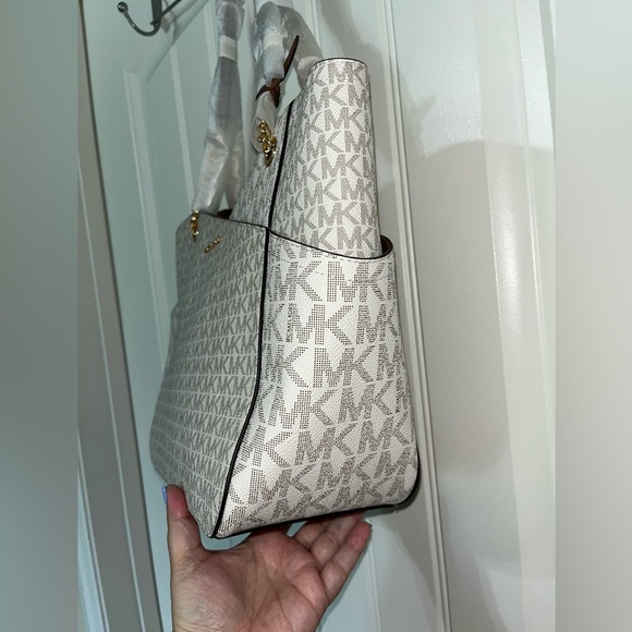 NWOT MK Jet Set Travel Large Chain Shoulder Tote Vanilla MK Signature Logo - Picture 4 of 16